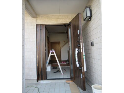 玄関ドア交換工事の改修中画像